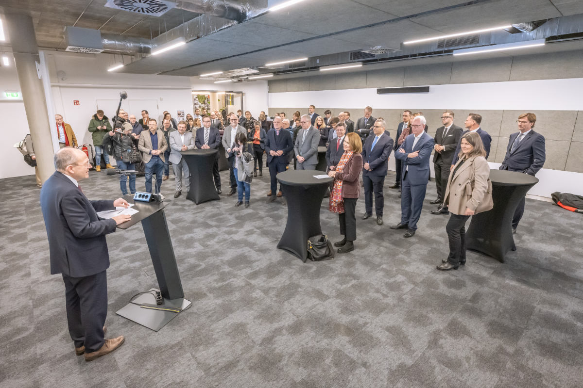 Bürgermeister Christian Specht spricht zu Großgruppe