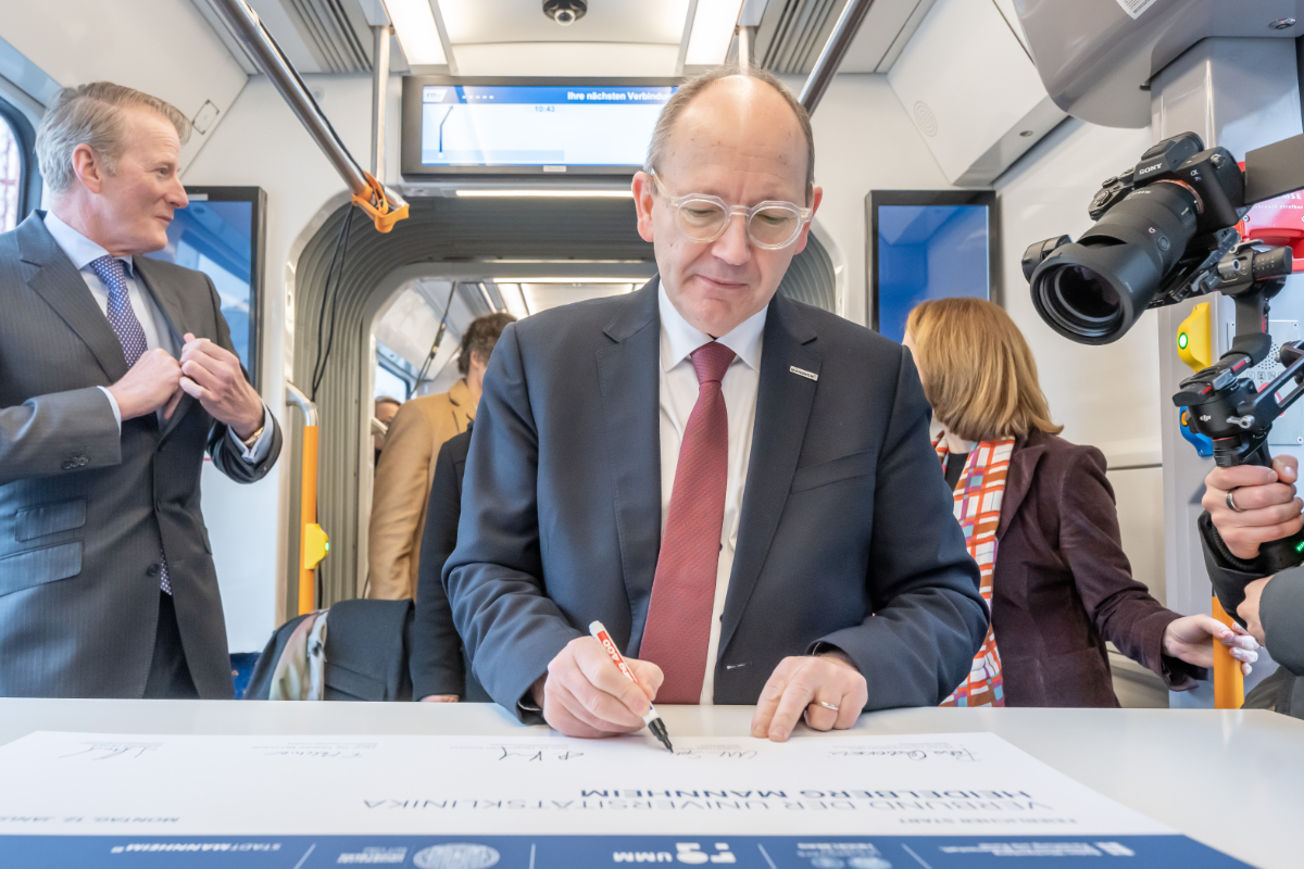 Oberbürgermeister Christian Specht unterzeichnet symbolischen Vertrag