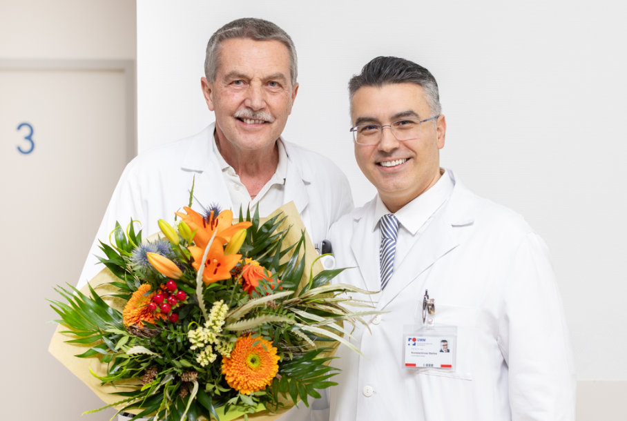 Amendt und Stellos mit überreichtem Blumenstrauß