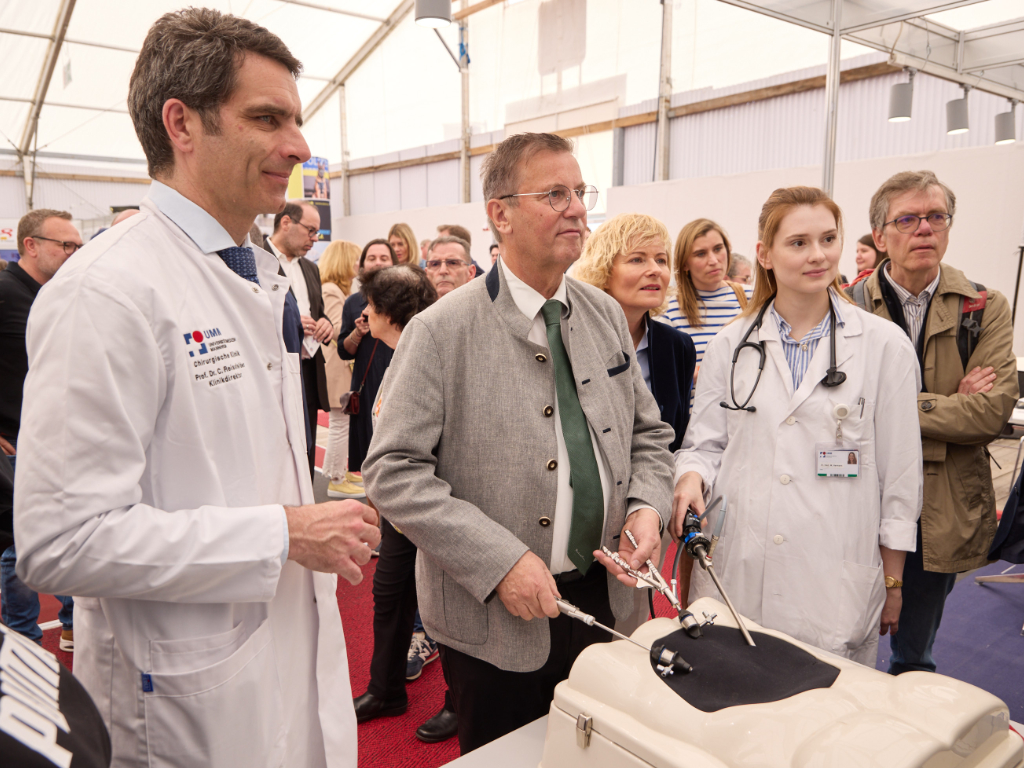 Minimalinvasive Chirurgie selbst ausproLandwirtschaftsminister Peter Hauk ließ sich von Prof. Dr. med. Christoph Reißfelder, Direktor der Chirurgischen Klinik, am Laparoskopie-Turm schulen. 