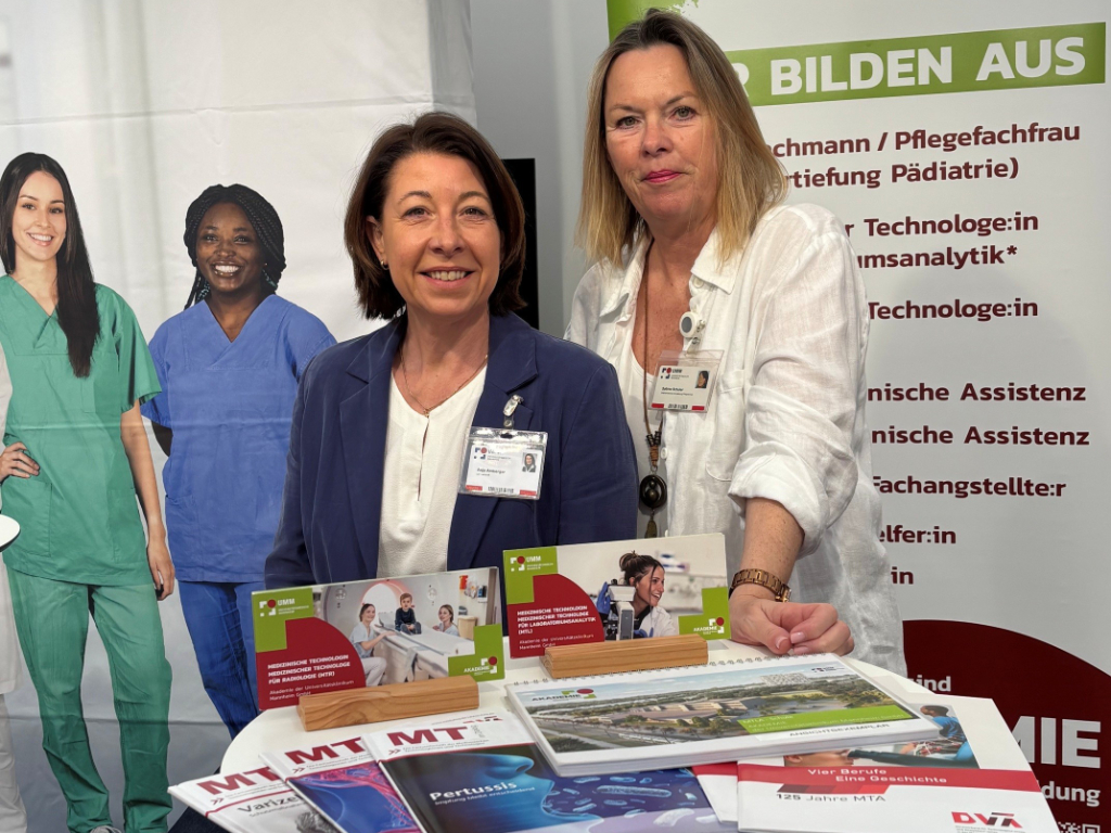Anja AmbergerZwei Mitarbeiterinnen der Akademie informierten über die Ausbildungsmöglichkeiten.