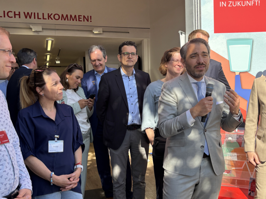 Prof. Dr. med. Frank Giordano, Direktor der Klinik für Strahlentherapie und Radioonkologie spricht auf dem Maimarkt.