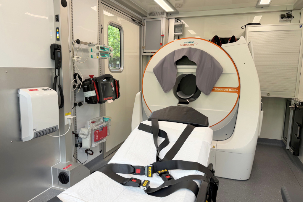 CT-Gerät in Rettungswagen