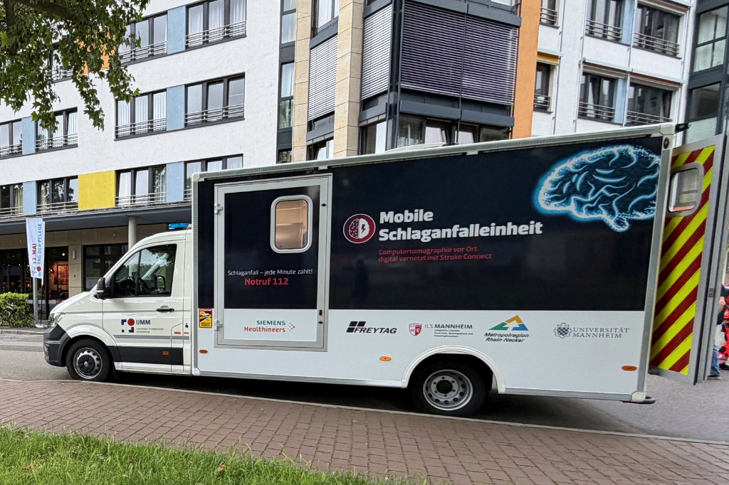 Rettungswagen mit der Aufschrift "Mobile Schlaganfalleinheit"