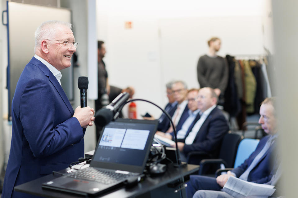  Prof. Hans-Jürgen Hennes bei seiner Begrüßungsrede 