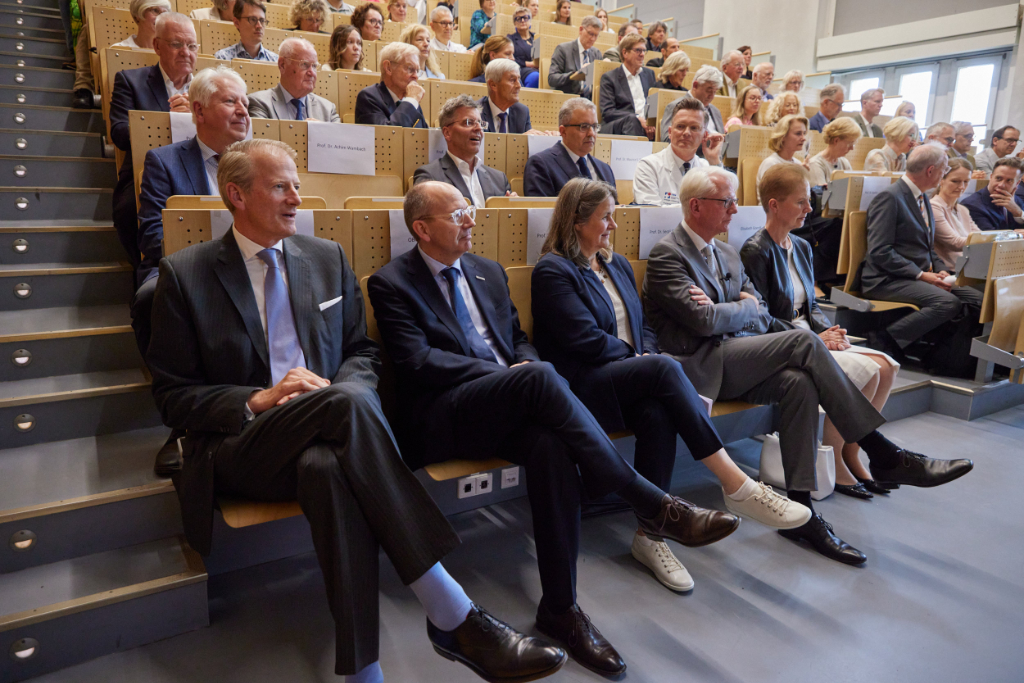 Publikum sitzt im großen historischen Hörsaal der UMM